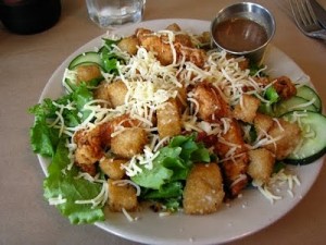 طريقة عمل الدجاج المقلي مع فتافيت الخبز والجبنة المبروشة