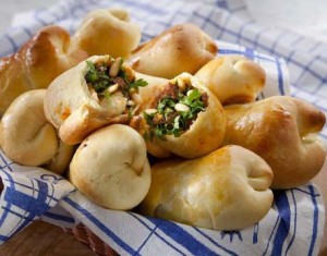 طريقة تحضير فطائر اللحم اللذيذة بصلصة الطماطم من مطبخ المبدعة منال العالم