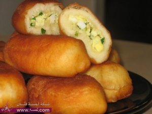 الفطائر المقلية مع البصل الأخضر والبيض